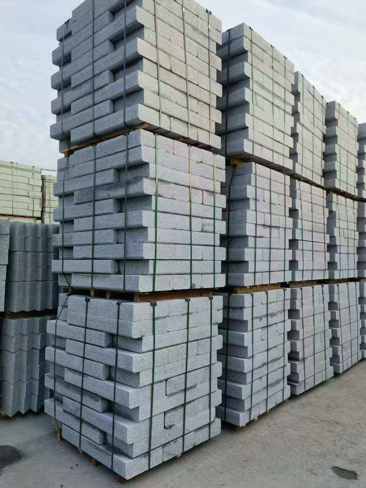 江苏 路沿石（路侧石），颜色一致，尺寸标准