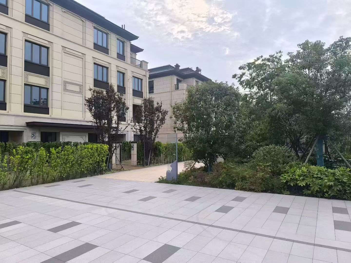 江苏 芝麻白与芝麻白搭配铺装，尺寸1200*600