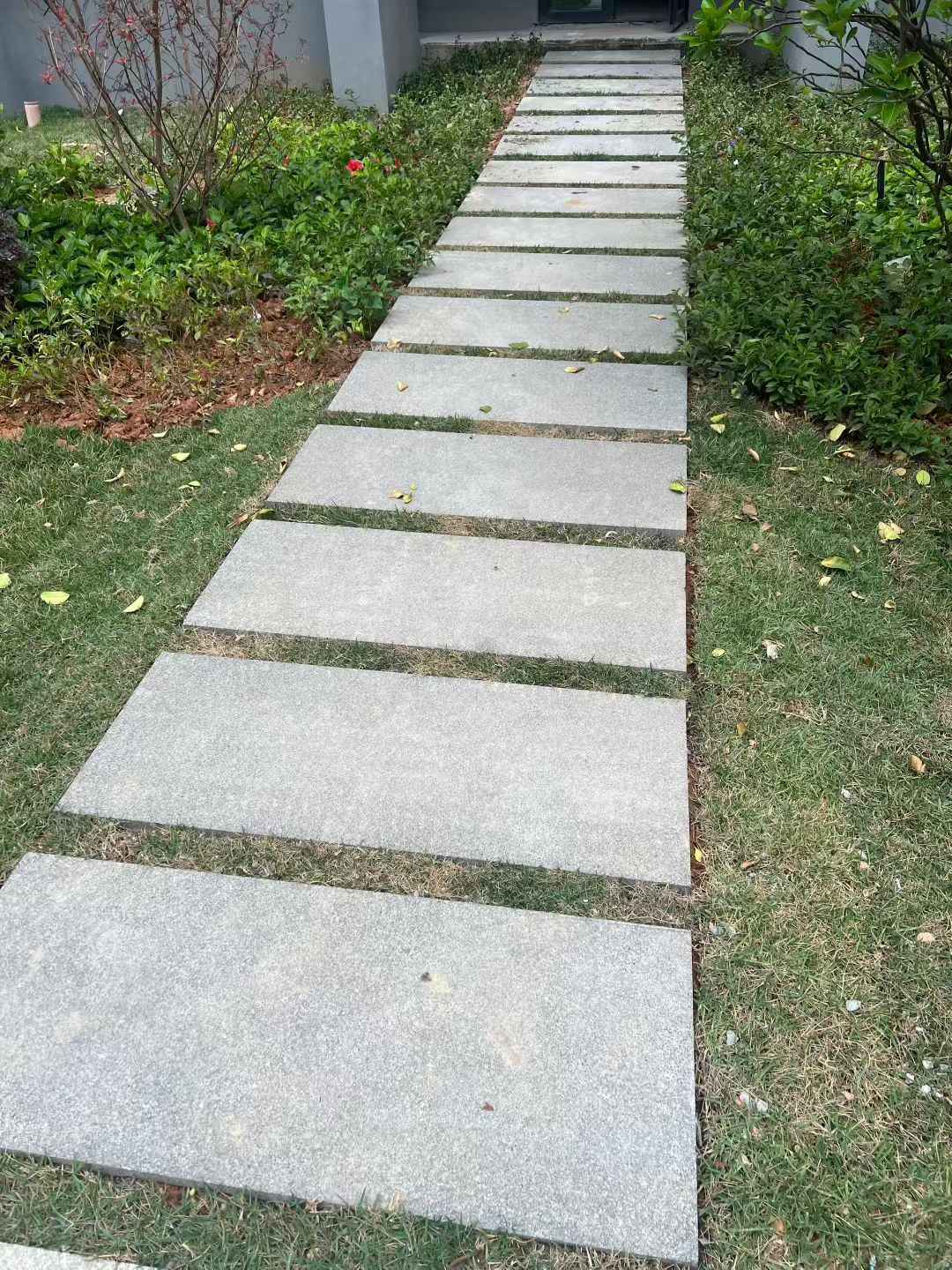 江苏 芝麻黑小区踏步、汀步石铺装效果