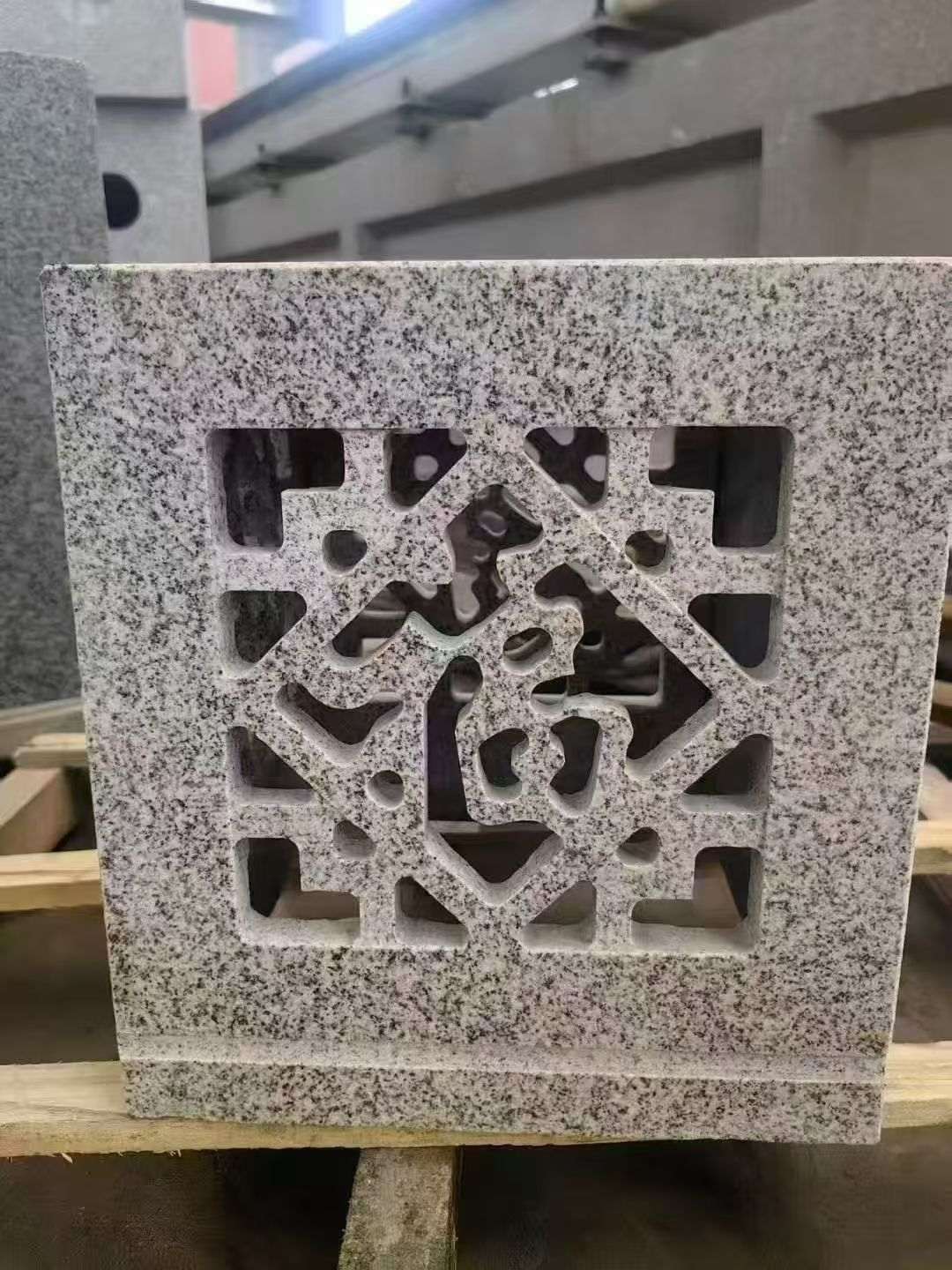 江苏 芝麻白花岗岩镂空雕花灯笼